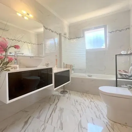 Lovely With Heated Pool And Garden Holiday home *